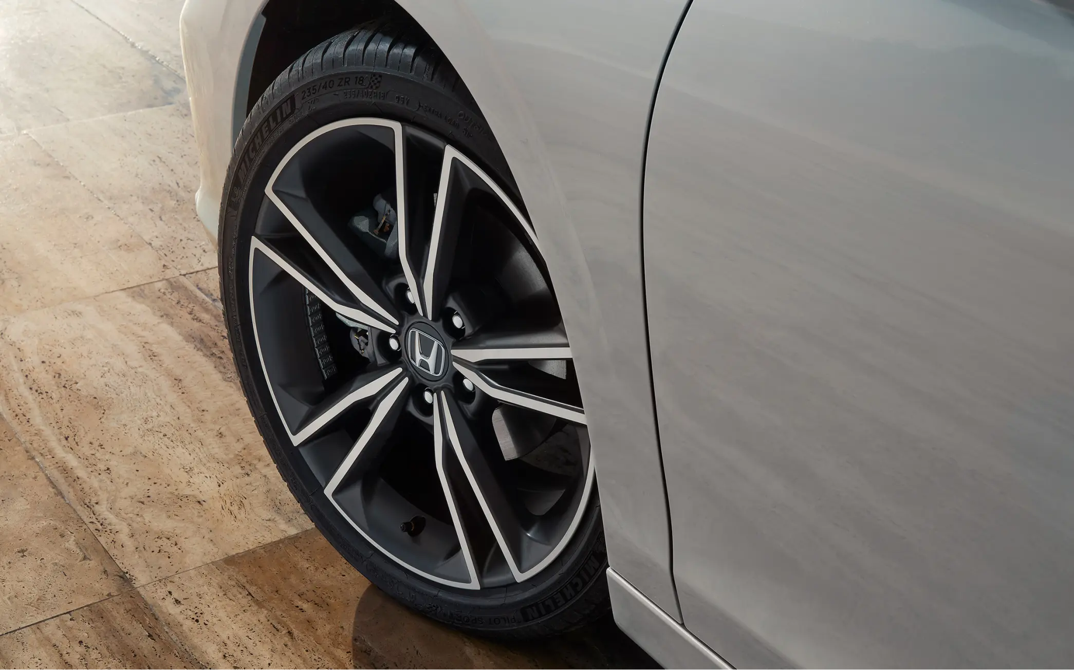 Ľavé predné koleso vozidla Honda Civic Hybrid.