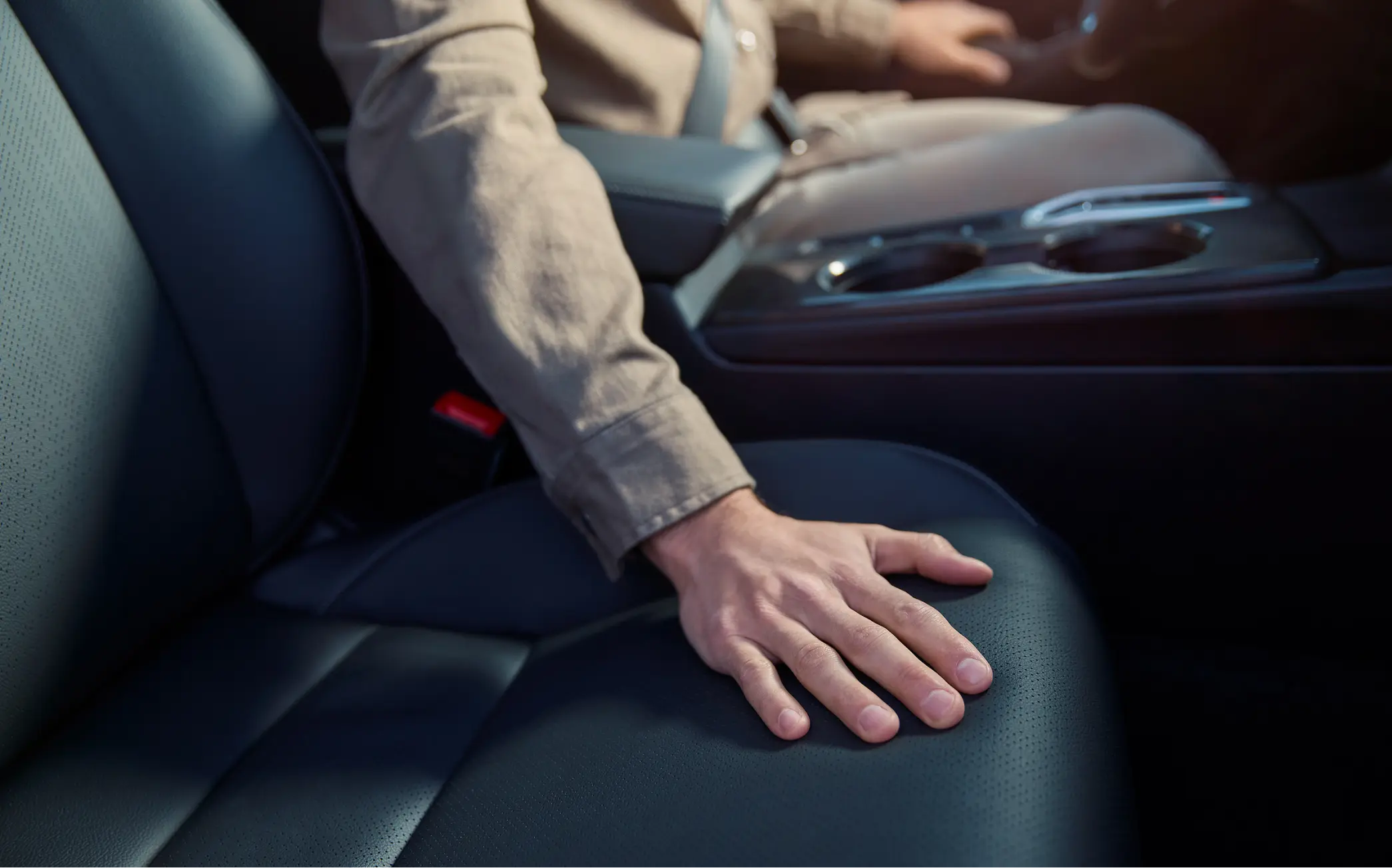 Osoba dotýkajúca sa sedadiel vo vnútri vozidla Honda Civic Hybrid.