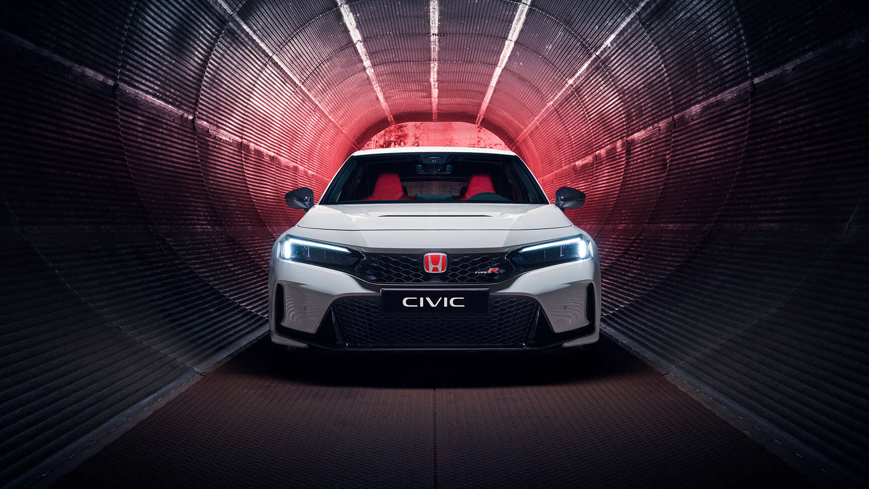Pohľad na prednú časť vozidla Honda Civic Type R v tuneli.